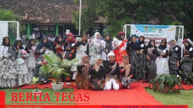 fashion show berbahan sampah