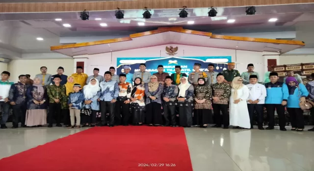 Bupati Ogan Ilir, Panca Wijaya Akbar, saat memberikan ucapan selamat kepada dewan hakim MTQ XXX tahun 2024 tingkat Kabupaten Ogan Ilir di Gedung Caram Seguguk KPT Tanjung Senai Indralaya, Kamis (29/2)/Dok-Junaidi