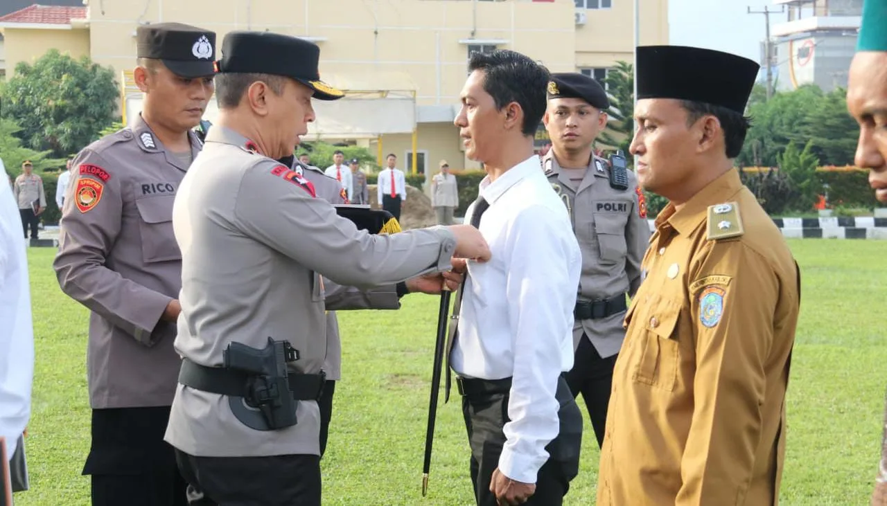 Kapolda Sumsel Memberi Penghargaan Dan PIN Emas Kepada Personel ...